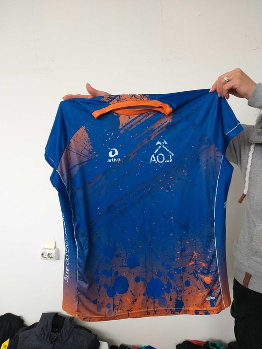 Depozit de imbracaminte second hand vinde articole sport