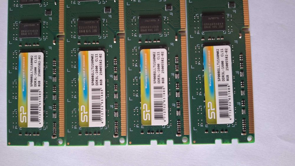4 buc. Memorii Samsung (8 GB DDR3-1600 DDR3 SDRAM)