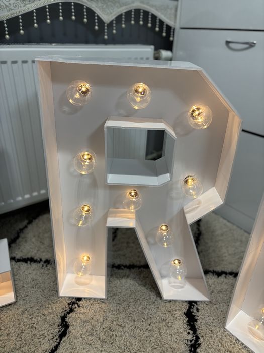 Продавам светещи букви с батерии