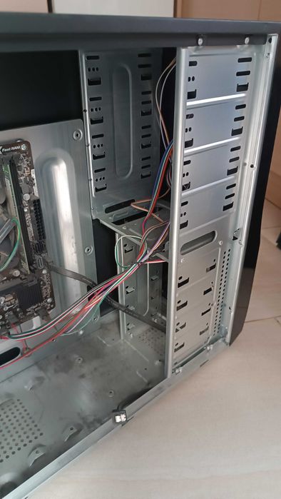 Кутия за настолен компютър Tower и Middle tower компютърна кутия