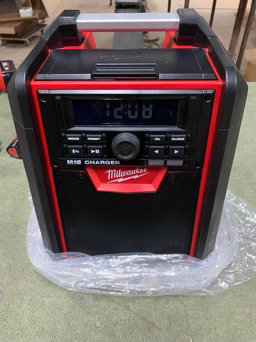 Milwaukee M18  блутут колонка +зарядна станция