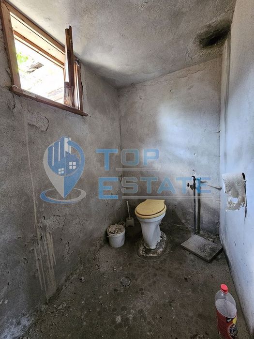 Едноетажна тухлена къща в близост до центъра на гр. Дряново