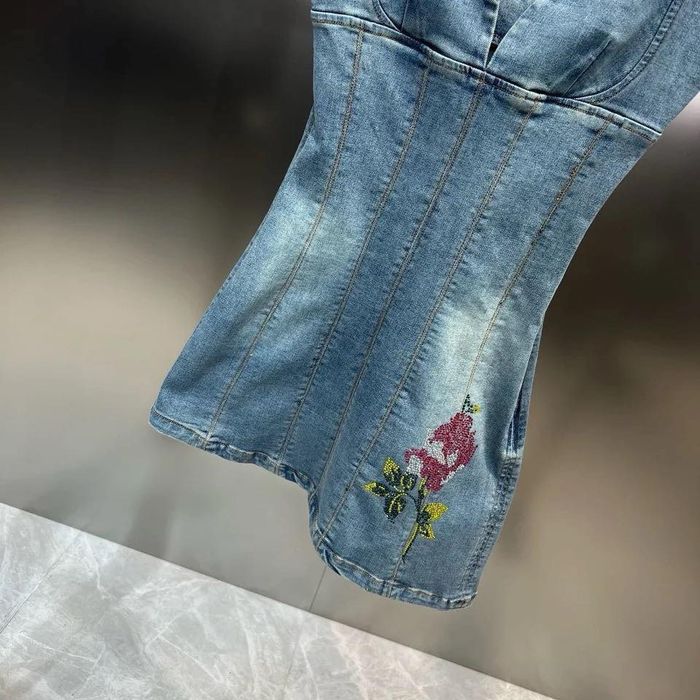 Дънкова рокля с 3D рози