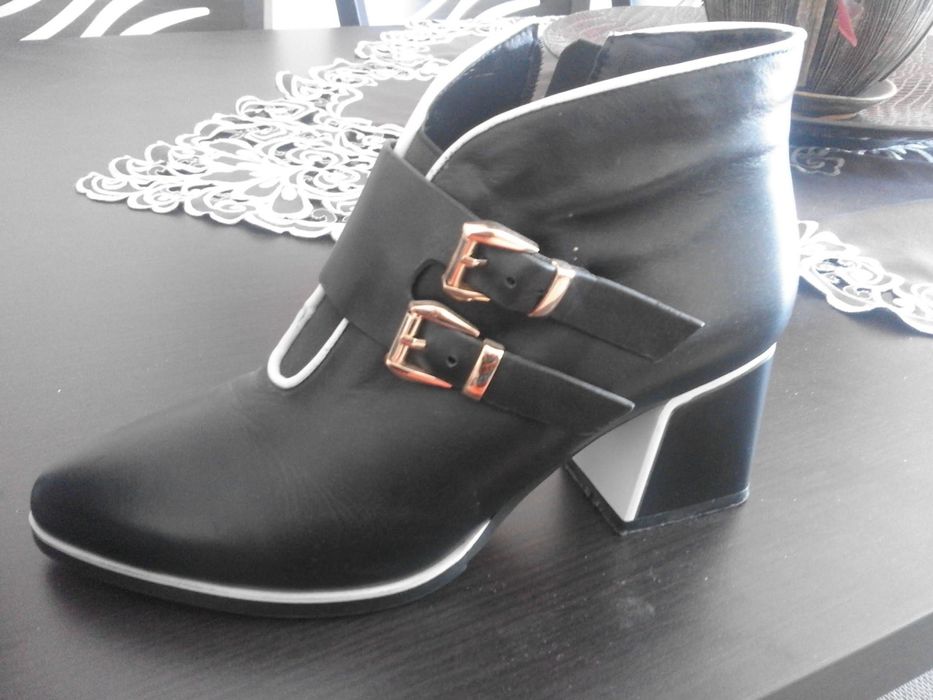 Боти от естествена кожа с намалена цена до края на месеца