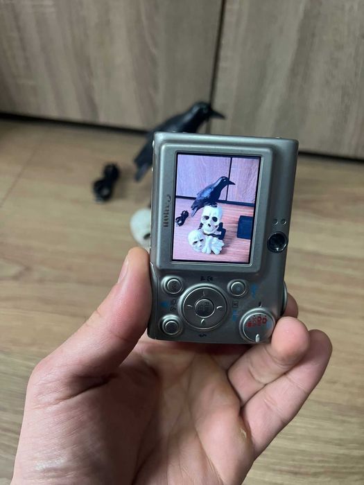 Aparat foto digital camera Canon IXUS 700 printeaza data si ora pe poza,statii itp, poze retro, pachet complet, baterie, card incarcator