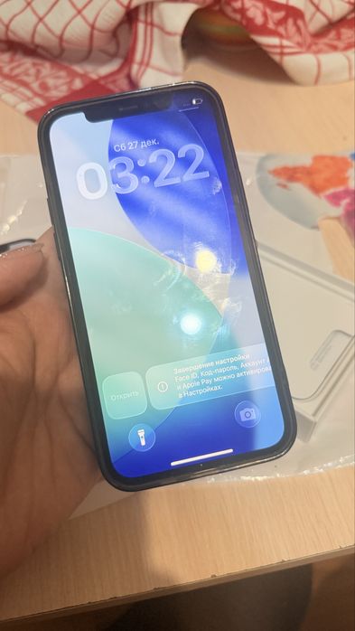 Продам айфон 12 черный свете