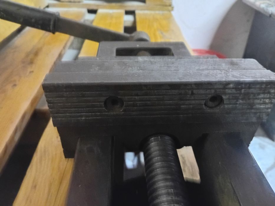 Продам тиски станковые