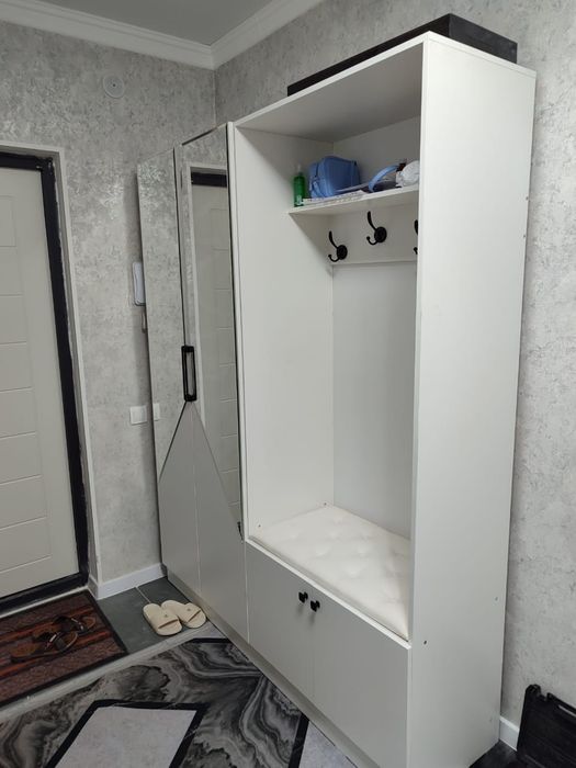 Прихожка ақ түсті