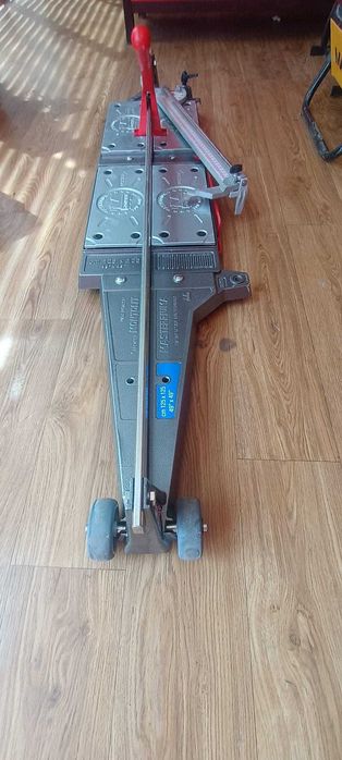 Inchiriem masina de taiat gresie