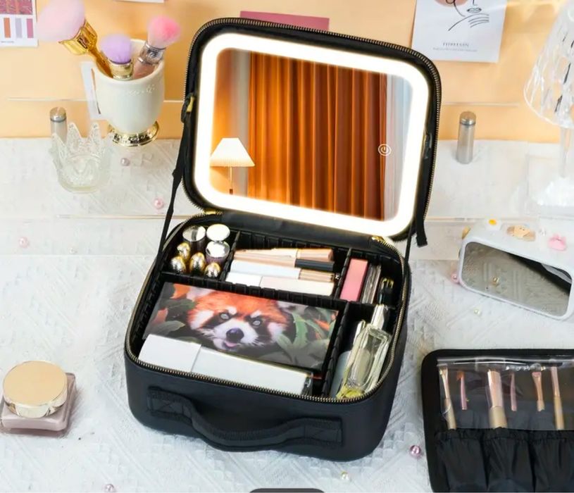 Чантичка с огледало и уред за уголемяване на устни