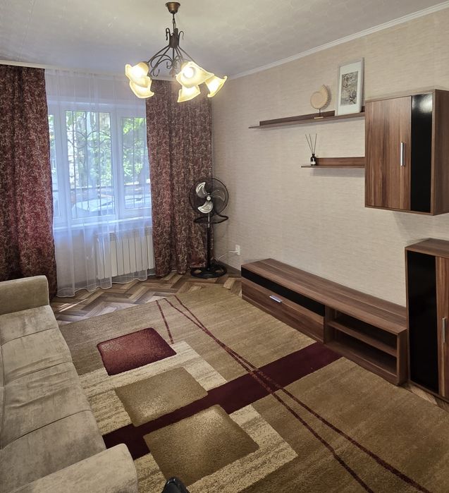 Шторы Ковёр бордового цвета