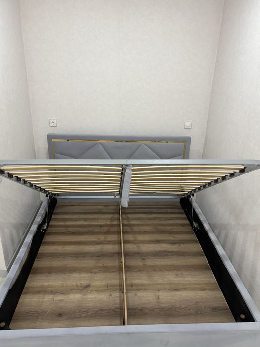 Кровать с матрасом