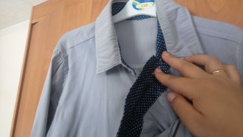 Рубашки школьные белые, синие