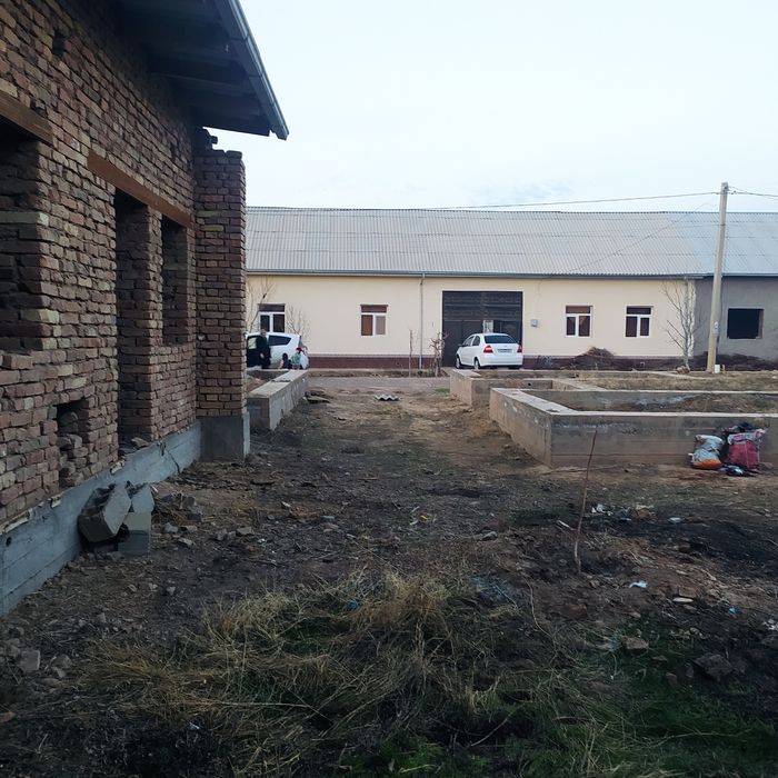 Курилиши тугалланмаган ховли