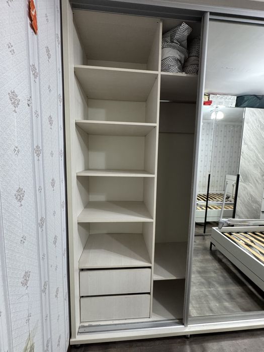 Шкаф с зеркалом