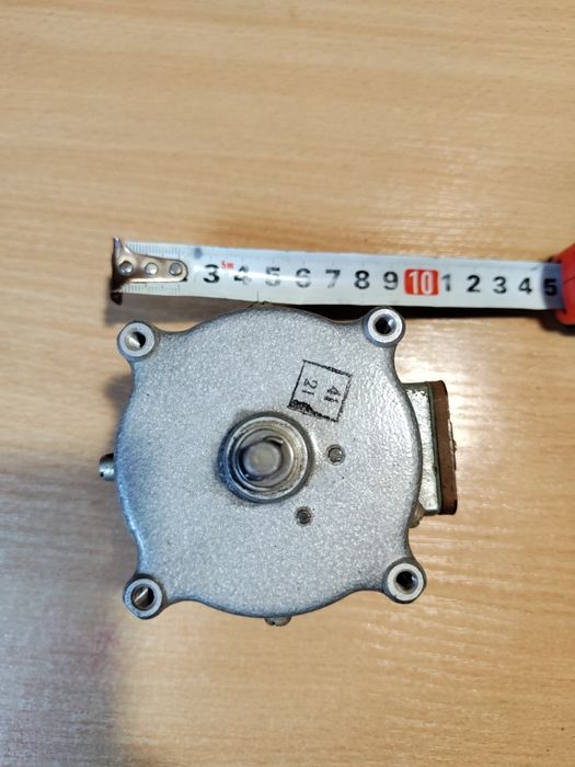 Электродвигатель реверсивный