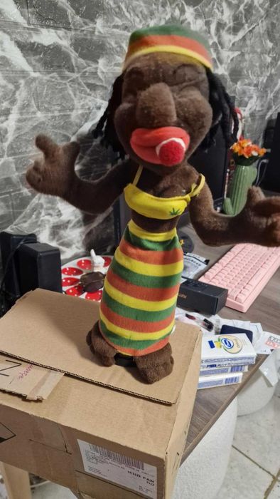 Jucari din plush jamaicani Rasta man danseaza din buric