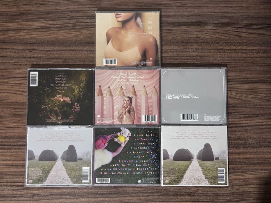 Дискове на Ariana Grande и Melanie Martinez