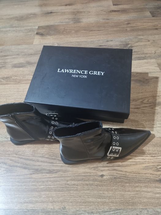 Боти с лаково покритие