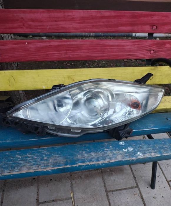 Faruri cu lupă Mazda 5 2009