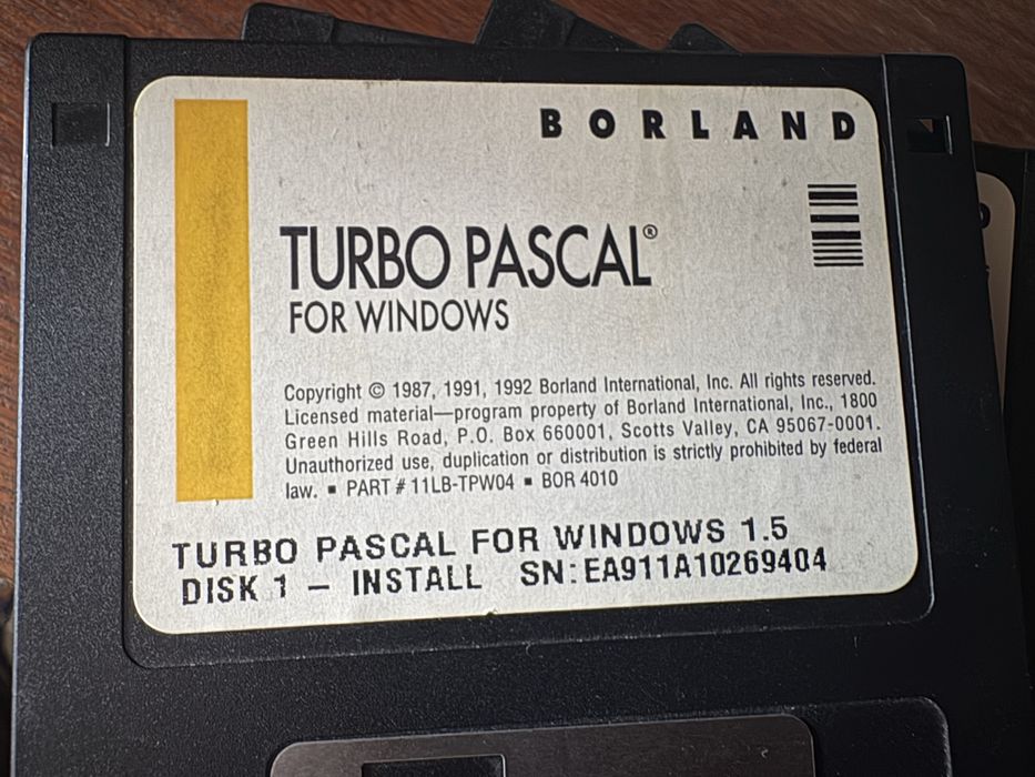 Инсталационни дискети 3.5” Turbo Pascal 9 бр + флопи + още 17 бр дискети и двд четец