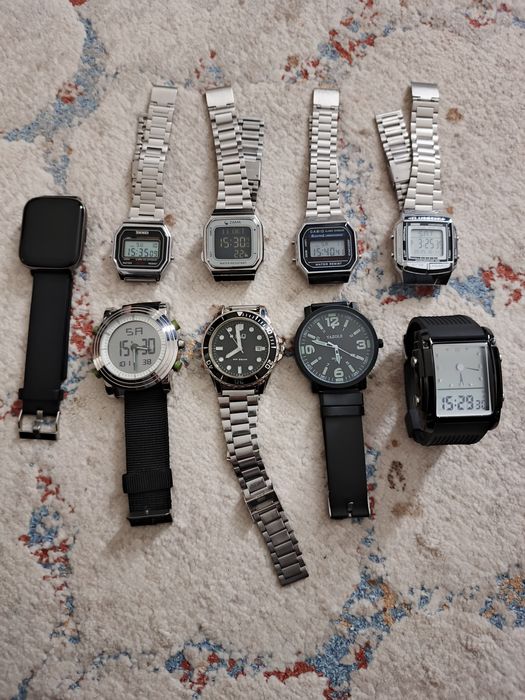 Часы электронные  и наушники