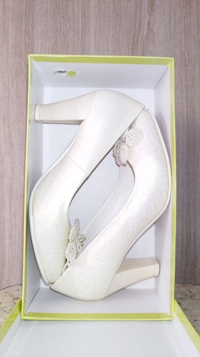 Продам белые туфли