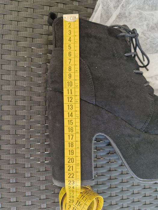 Уникални зимни дамски черни боти на ток 38 и 39 н