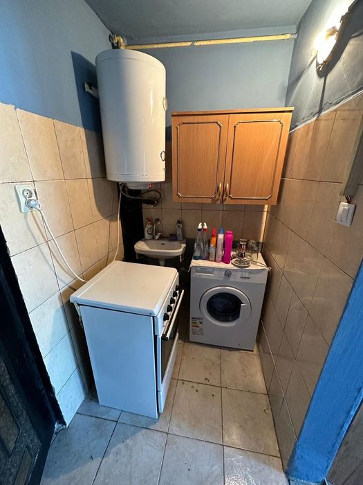 Vând garsonieră !!