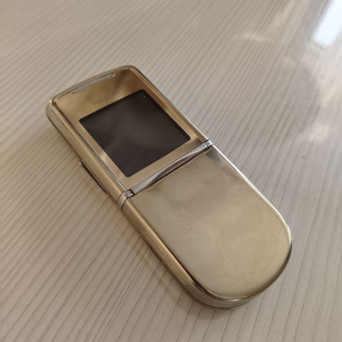 Телефон Nokia 8800.