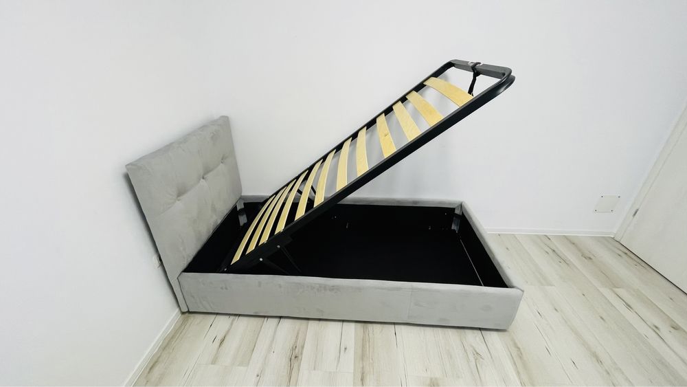 Pat de copii diferite culori