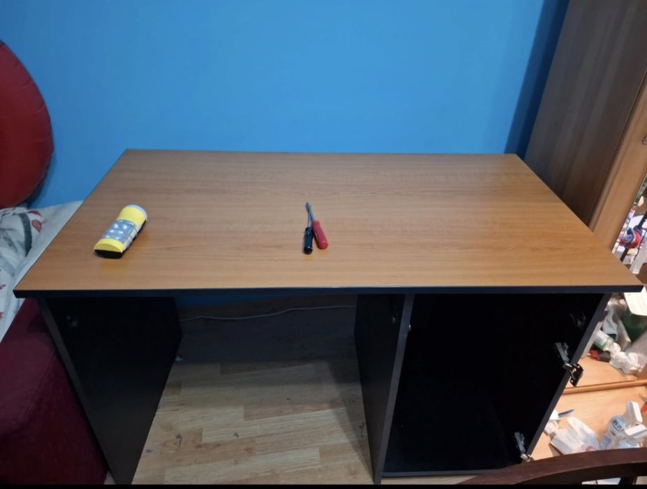 Masă de birou majoritar neagră cu blat portocaliu,  desasamblata,  120 cm Lungime