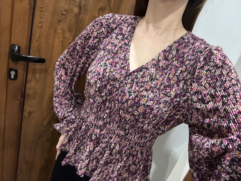 Блузка на цветя и