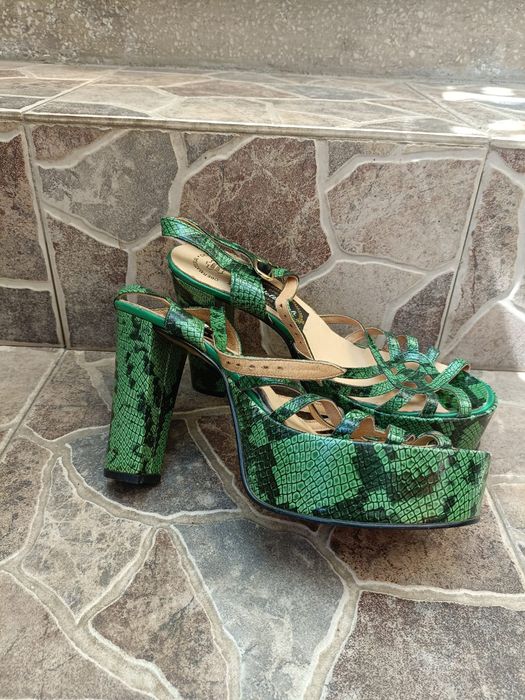 Vând sandale dama piele naturala,model deosebit, mărimea 39.