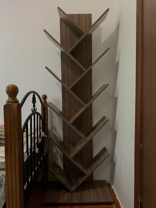 Книжный стеллаж