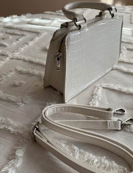 Дамска чантичка с верижка