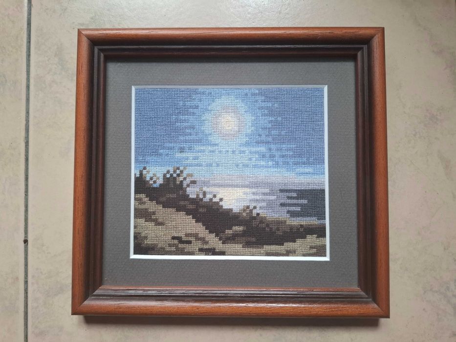 Ръчно бродиран гоблен в рамка