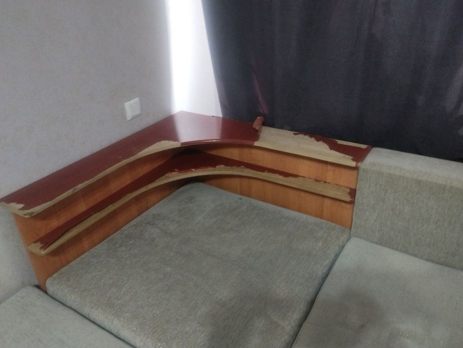 Угловой диван в хорошем состоянии