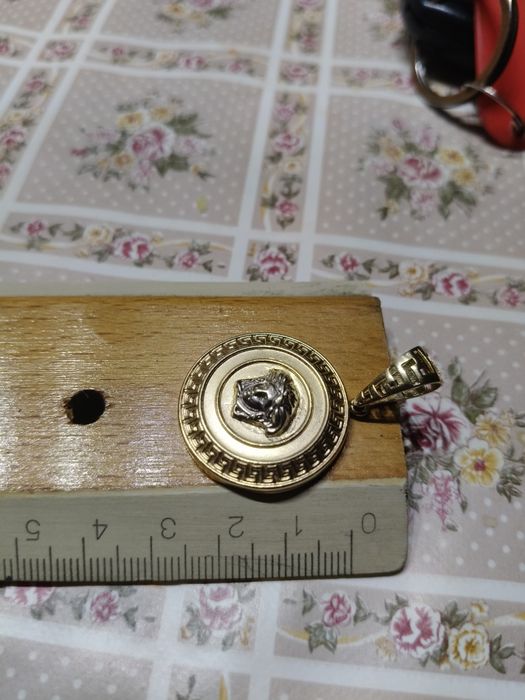 Medalion Versace din aur 14k