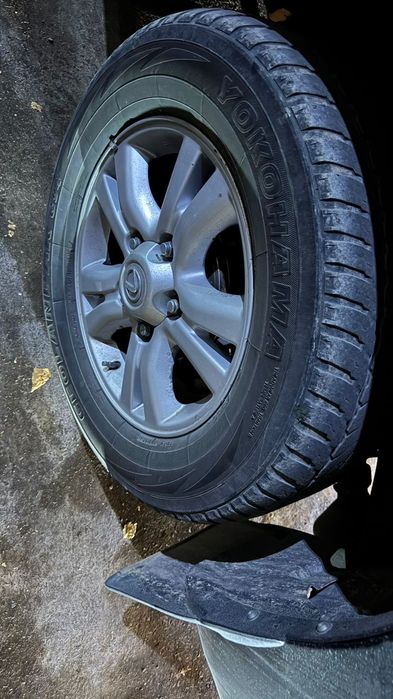 Диск с резинами на Lexus