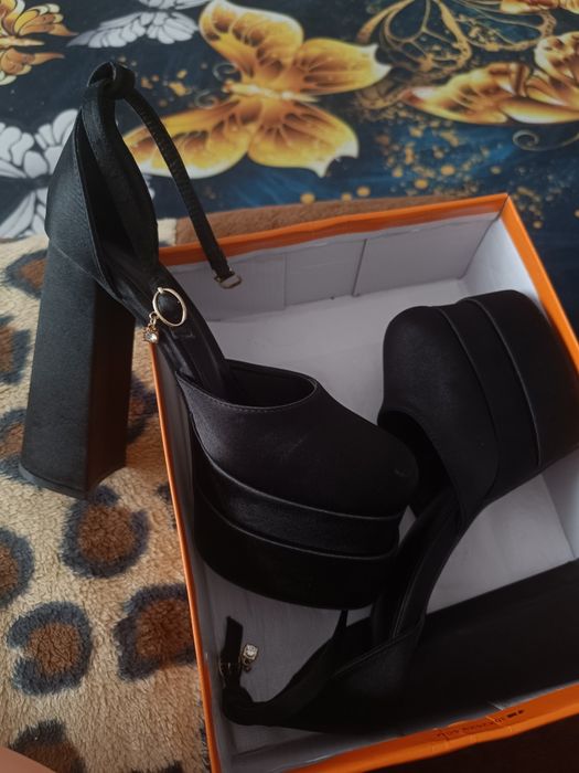 Продам женские туфли