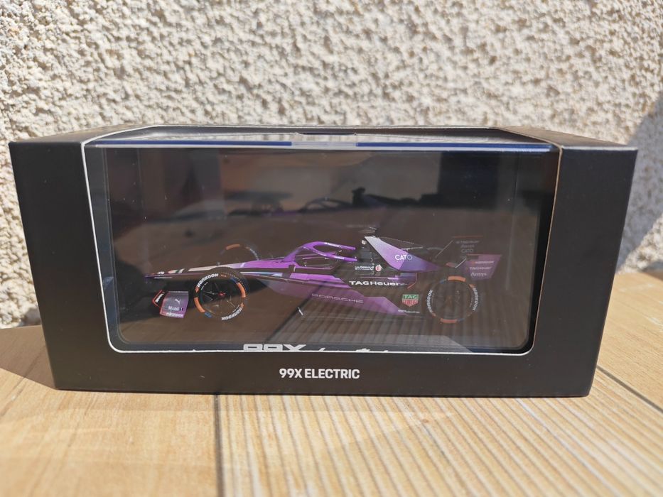 Колекционерски модел е-болид Porsche 99x Electric.