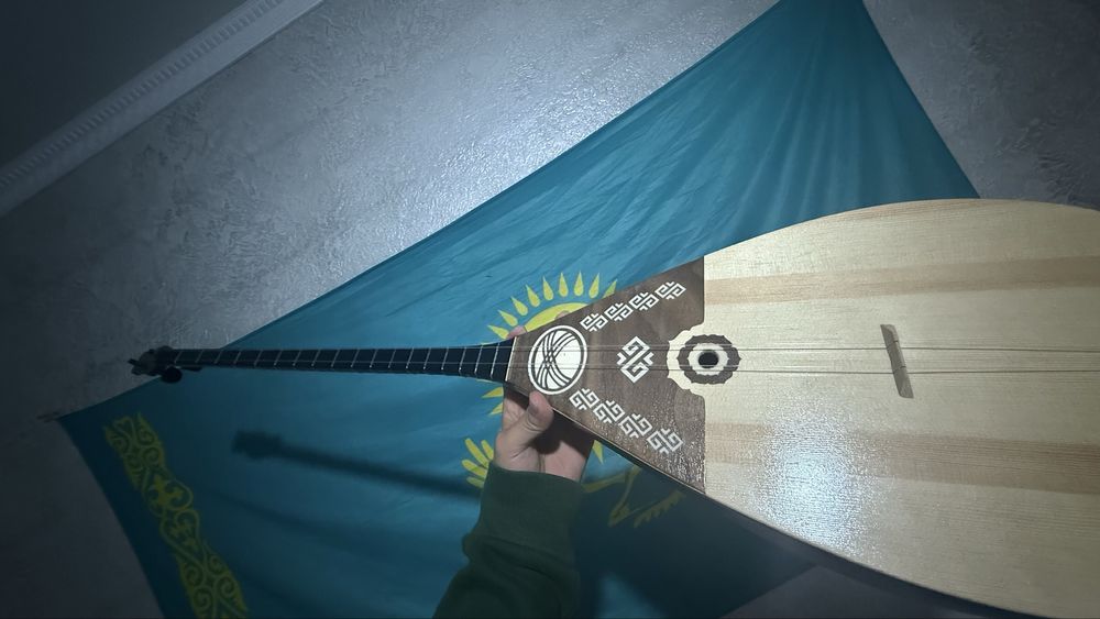 Домбыра новая  профессиональная
