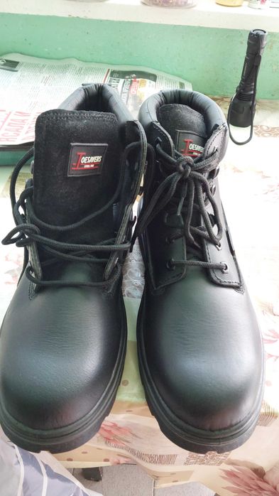 Продавам работни обувки