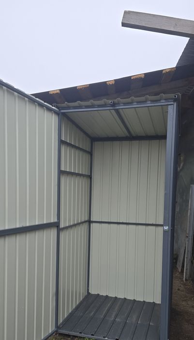 Tarc/padoc  caine , Magazie din tabla