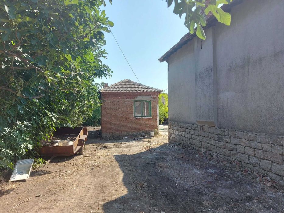 Къща с масивна постройка