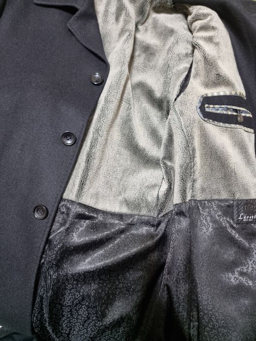 Сотилади.Пальто размери52-54.