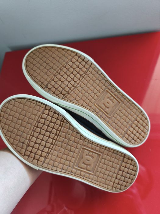 Кецове DC SHOES
Номер - 35 
Още снимки в коментари, след одобрение.
Изпращам с Еконт !