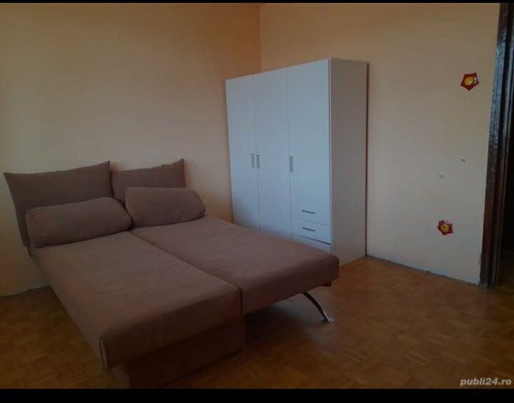 Canapea extensibila si apartment de inchiriat