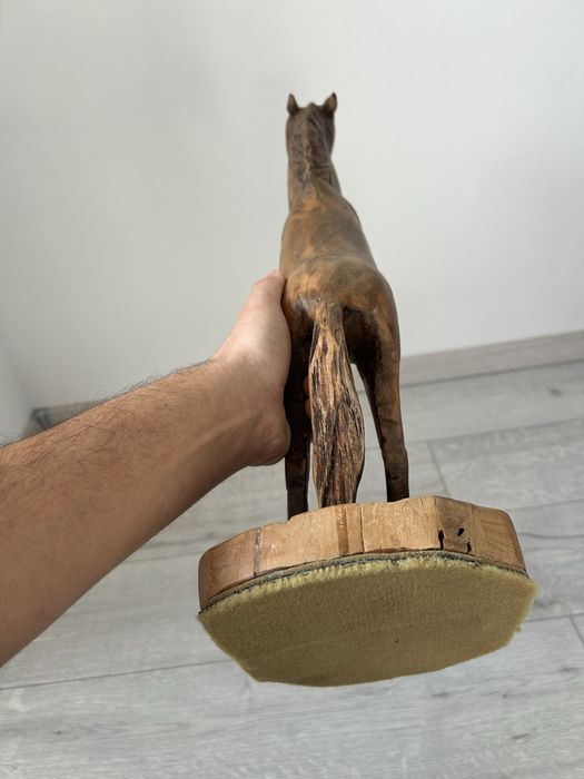 Cal sculptat din lemn